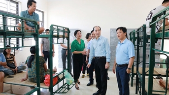Sở Y Hà Nội tặng thuốc chữa bệnh cho người dân vùng lũ Chương Mỹ