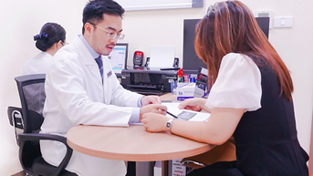 ក្មេងស្រីអាយុ 23 ឆ្នាំ អូវែរចាស់ដូចជាអស់រដូវ