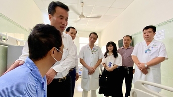 Tổng giám đốc BHXH VN trao 200 thẻ BHYT cho người nghèo ở TP.HCM