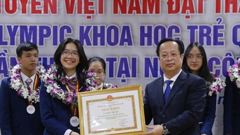 Hà Nội tặng Giấy khen cho học sinh Olympic khoa học trẻ quốc tế