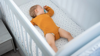 Máy tạo tiếng ồn trắng cho trẻ sơ sinh có thể nguy hiểm vì quá ồn