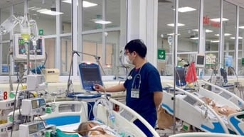 Nhiều người mắc viêm phổi nặng phải thở máy, chuyên gia cảnh báo cách phòng ngừa