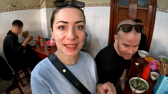 អ្នកទេសចរលោកខាងលិចតម្រង់ជួរដើម្បីសាកល្បងម្ហូបជាតិនៅហាណូយដោយសរសើរថាឆ្ងាញ់