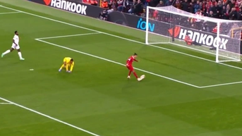 Ngôi sao Liverpool bỏ lỡ khó tin trước khung thành bỏ trống