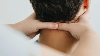 Massage cổ vai gáy không đúng cách gây ra những nguy cơ gì?