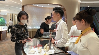 Giá vàng miếng, giá vàng nhẫn tăng mạnh đầu tuần, người dân thận trọng mua vàng đầu tư