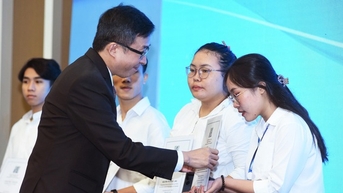 제22회 딘티엔리 장학금 수여식에서는 80억 VND 이상의 상금이 수여될 예정입니다.