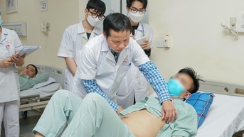 아버지는 신장이 4개이고, 딸은 신장이 3개, 방광이 2개입니다.
