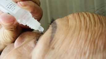 Vệ sinh mắt đúng cách để phòng ngừa đau mắt đỏ như thế nào?