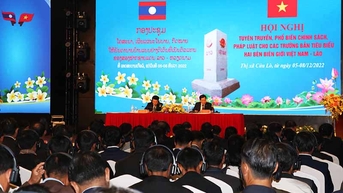 Tuyên truyền, phổ biến chính sách pháp luật cho các Trưởng bản tiêu biểu hai bên biên giới Việt Nam - Lào