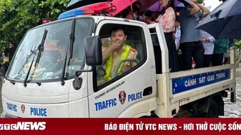 Mưa lớn gây ngập, CSGT dùng xe chuyên dụng đưa thí sinh tới điểm thi tốt nghiệp THPT