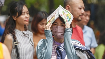 Hồi hộp chờ điểm chuẩn vào lớp 10 ở Hà Nội