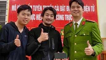 베트남 경찰이 '구명부표'를 발견해 감동한 일본 관광객