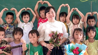 Cô giáo dặn tặng quà 20-11 gì cũng nhận, học trò tưng bừng mang mía, ớt, gừng, hoa dại đến lớp