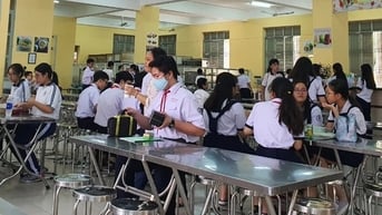 Trường học tiếp tục duy trì căn tin, bãi giữ xe