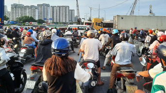 Bắt đầu kỳ nghỉ lễ, nhiều tuyến đường TPHCM kẹt xe