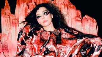 Ngôi sao quốc tế Björk diện đầm của Đỗ Mạnh Cường