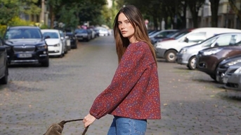 Cặp đôi quần jeans xanh và áo tweed cứ diện vào là trở nên sang xịn