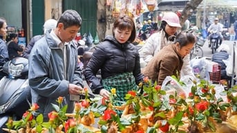 Người Hà Nội chi nửa triệu đồng mua gà ngậm hoa hồng cúng rằm tháng Chạp ở "chợ nhà giàu"