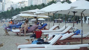Hàng trăm ô dù, ghế 'vây kín' bãi biển Nha Trang trong khung giờ cấm