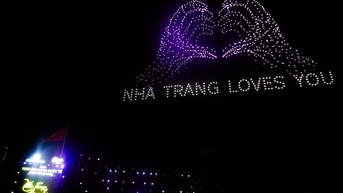 Mãn nhãn xem drone vẽ ánh sáng trên bầu trời Nha Trang