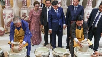 Chủ tịch nước Võ Văn Thưởng và Tổng thống Kazakhstan cùng trổ tài làm gốm