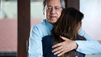 Nghe tin con rể ngoại tình, bố bỗng nói một câu khiến tôi òa khóc