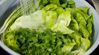 Ngâm rau sống vào nước muối có diệt được giun sán?