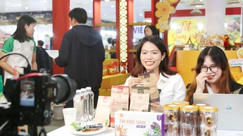 설날 상품이 다낭에 쏟아지고 있어 사람들은 '바가지' 걱정을 하지 않는다