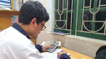 Học trò cuối cấp tranh thủ ôn thi ngày Tết