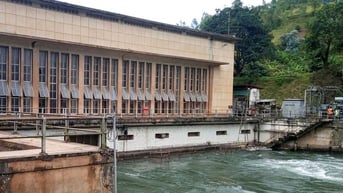 Rác nhựa làm tắc nghẽn đập thủy điện, gây mất điện nhiều thành phố lớn CHDC Congo