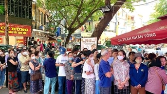 Xếp hàng dài chầu chực cả ngày chờ tiệm vàng mở cửa bất thình lình
