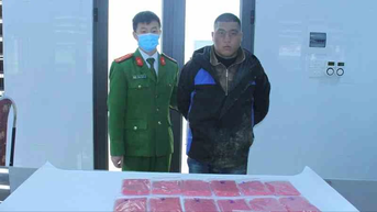 ចាប់​ខ្លួន​ពេល​រង់​ចាំ​ប្រគល់​ថ្នាំ​ញៀន​សំយោគ​២៤.០០០​ដើម​ទទួល​ប្រាក់​២​ពាន់​លាន​ដុង