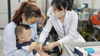Mua 10 loại vaccine tiêm miễn phí cho trẻ sau một năm khan hiếm