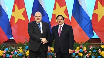 នាយករដ្ឋមន្ត្រី Pham Minh Chinh ជួបសន្ទនាជាមួយនាយករដ្ឋមន្ត្រីរុស្ស៊ី