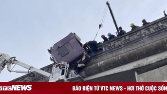 Hàn Quốc: Cứu hộ giữ chặt tay suốt 45 phút để cứu tài xế lơ lửng trên thành cầu