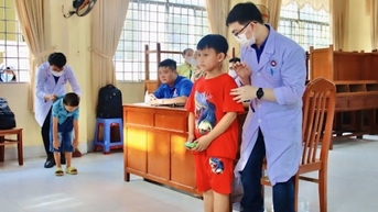 Bệnh viện 1A khám chữa bệnh miễn phí và tặng quà cho người dân ở Đồng Tháp