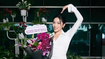 Hoa hậu Kỳ Duyên đón sinh nhật ở sân bay khi trở về từ Miss Universe 2024