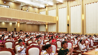 Xây dựng bản lĩnh chính trị kiên định vững vàng, lòng trung thành tuyệt đối với Đảng, Tổ quốc, nhân dân