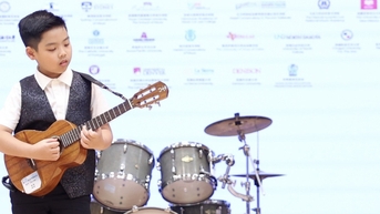 Cậu bé 8 tuổi gốc Việt giành giải nhất Guitar - Ukulele tại Hong Kong