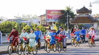 Hàng trăm người tham gia hoạt động "Áo dài với đạp xe vì môi trường"
