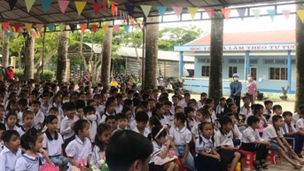ប្រធាន​គណៈកម្មាធិការ​ប្រជាជន​ខេត្ត Ca Mau ស្នើ​សុំ​កែ​តម្រូវ​ការ​រៀបចំ​ការ​បង្រៀន ២​វគ្គ​ក្នុង​មួយ​ថ្ងៃ សាលា​បណ្ដុះបណ្ដាល
