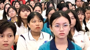 Nữ SV nghèo kiện tướng quốc gia karate được KTX Cỏ May tài trợ, ĐH kinh tế TP.HCM tặng học bổng