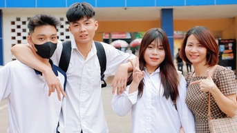 សិស្ស​ស្រី​រៀន​សិល្បៈ​ក្រចក ព្រោះ​ធ្វើ​ឲ្យ​ម្ដាយ​ខ្លួន​ឯង ជឿជាក់​ថា​អាច​រក​បាន​៩​រូប