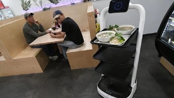 Một nhà hàng Việt ở Mỹ dùng robot phục vụ thực khách