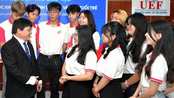 Sinh viên Trường đại học Kinh tế - Tài chính TP.HCM học thực hành tại báo Tuổi Trẻ