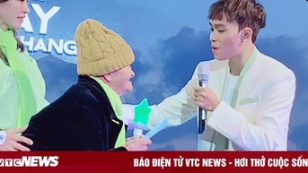 Được khán giả 85 tuổi lên sân khấu tặng tiền, Hồ Văn Cường phản ứng thế nào?