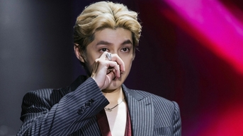 Noo Phuoc Thinh ស្រក់ទឹកភ្នែក ហើយមិនអាចឡើងច្រៀងនៅលើឆាកម្តងទៀត។