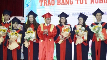 Hiệu trưởng Trường ĐH Cửu Long chúc mừng 720 tân cử nhân