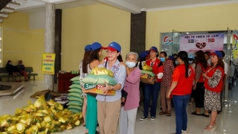 Hội từ thiện Từ Tâm trao quà cho người mù TP Mỹ Tho